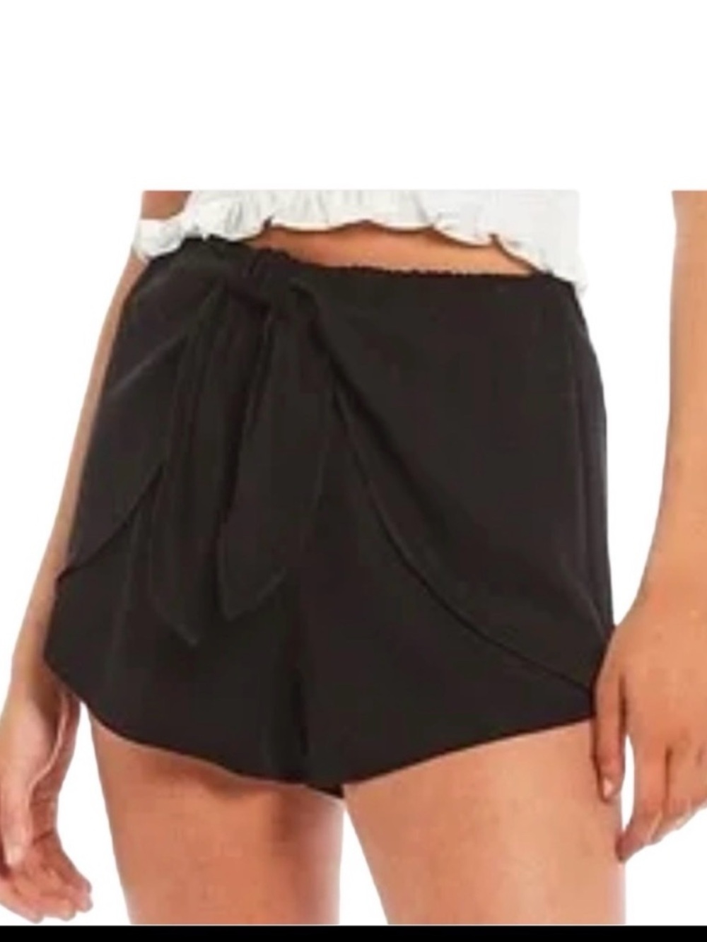 Gianni Bini Black Mock Tie-Front Skort Shorts. Sz. L . Figure flattering . NWT